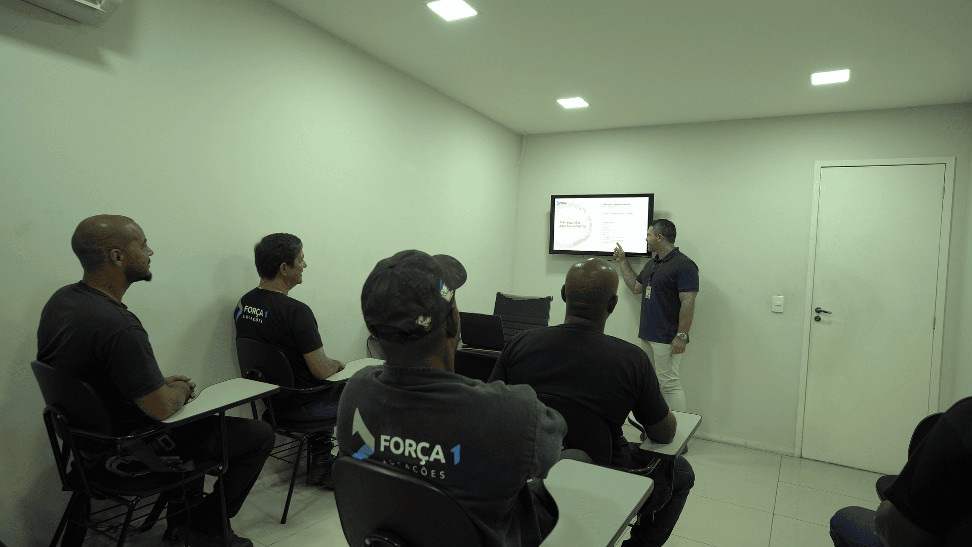 Treinamento prático de operadores no canteiro Força 1